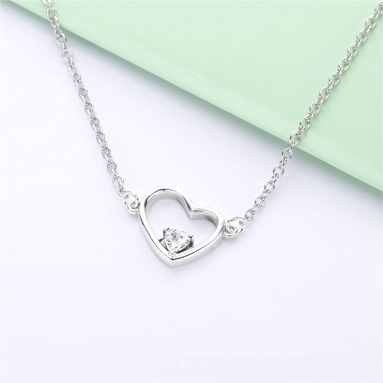 Pandora Zilveren Asymmetrisch Hart Van Liefde Ketting 397797CZ