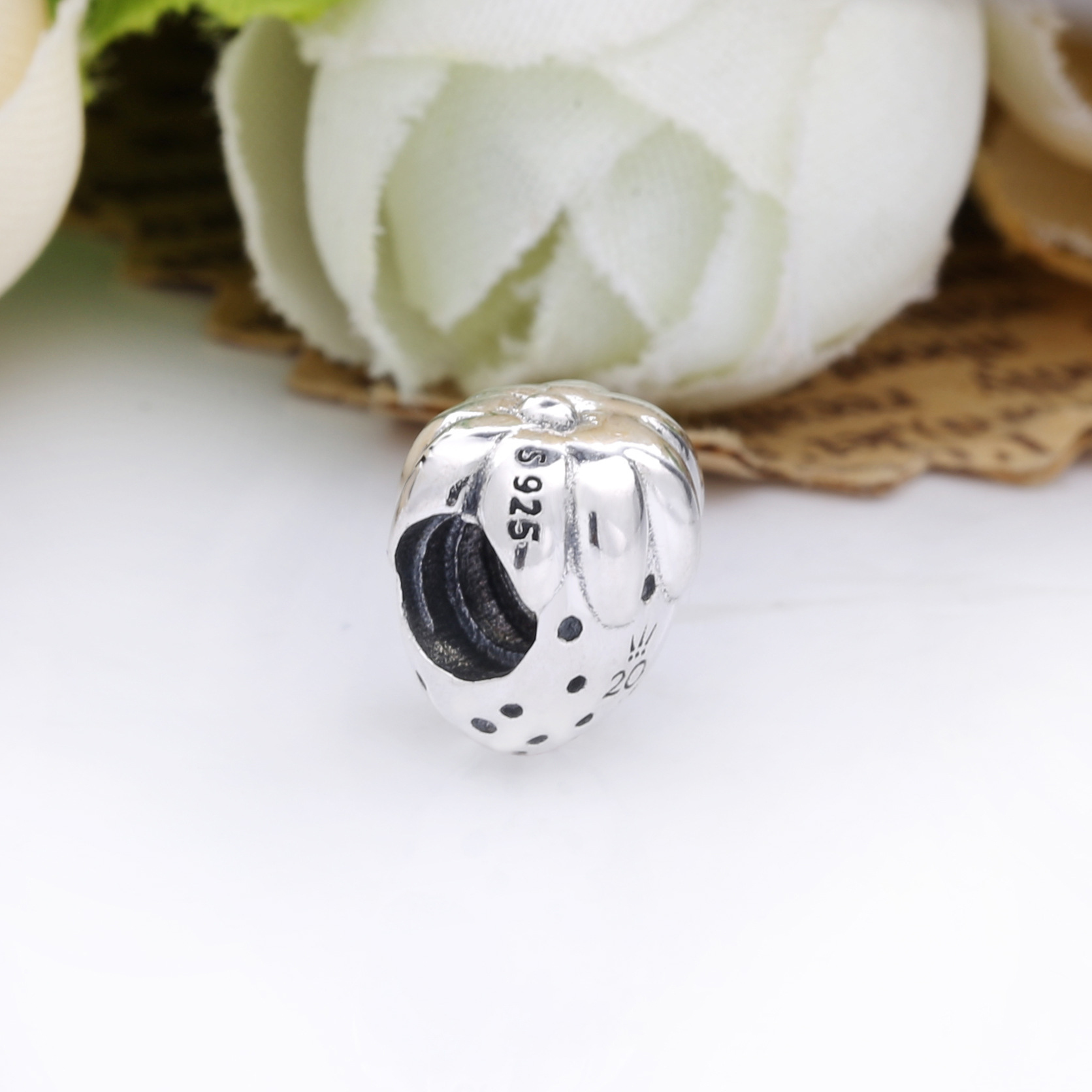 PANDORA 2020 Limited Edition Aardbei Zilveren Bedel 798952C00