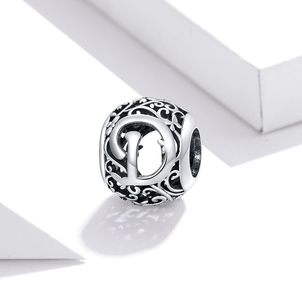 Pandora Style Opengewerkte bloem Letter D Bedel - SCC1444-D