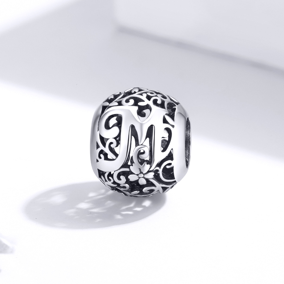 Pandora Style Opengewerkte Bloem Letter M Bedel - SCC1444-M