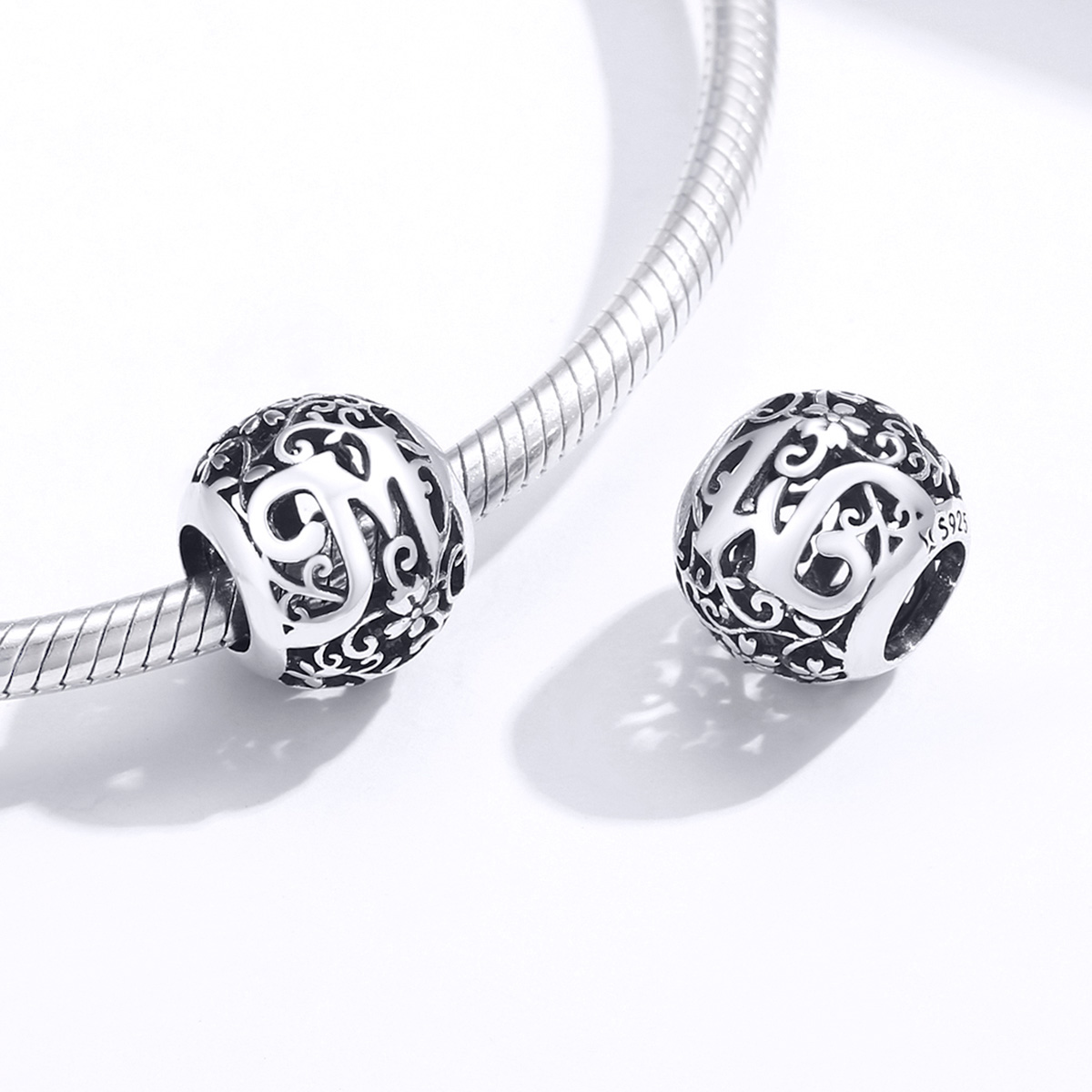 Pandora Style Opengewerkte Bloem Letter M Bedel - SCC1444-M