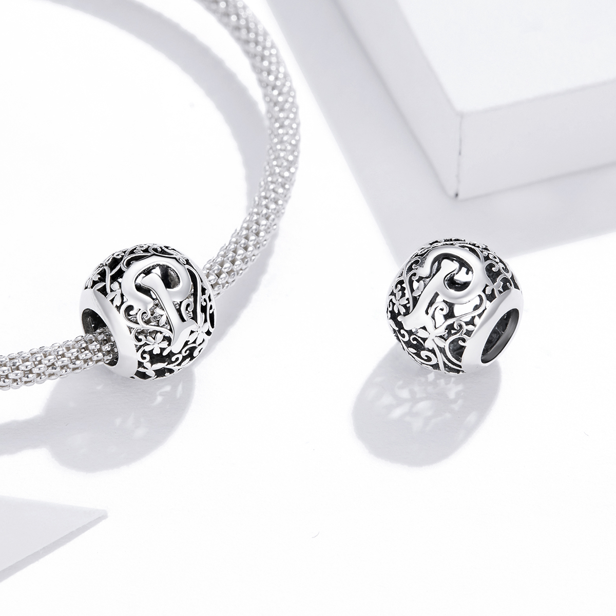 Pandora Style Opengewerkte bloemenletter P Bedel - SCC1444-P