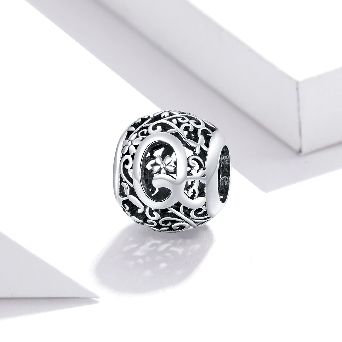 Pandora Style Opengewerkte bloemenletter Q Bedel - SCC1444-Q