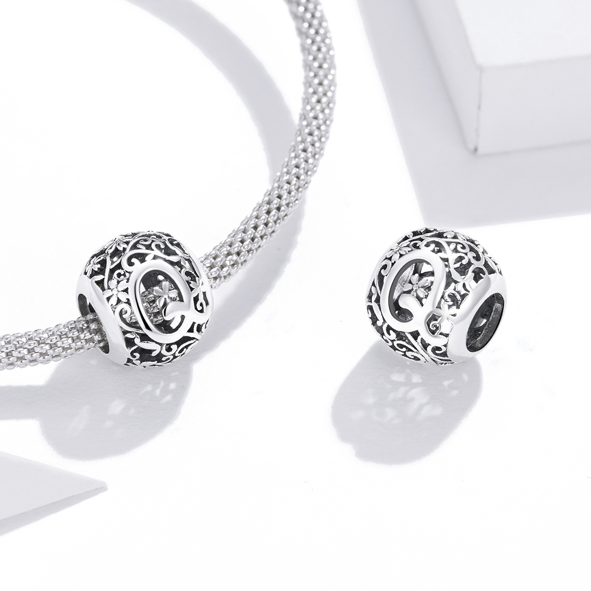 Pandora Style Opengewerkte bloemenletter Q Bedel - SCC1444-Q