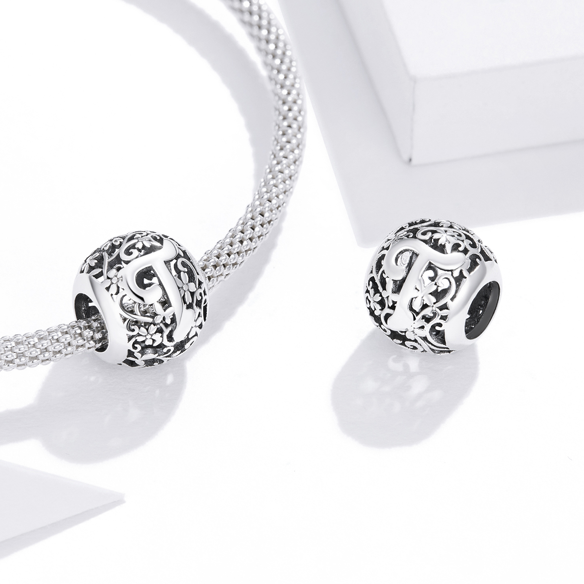 Pandora Style Opengewerkte bloemenletter T Bedel - SCC1444-T