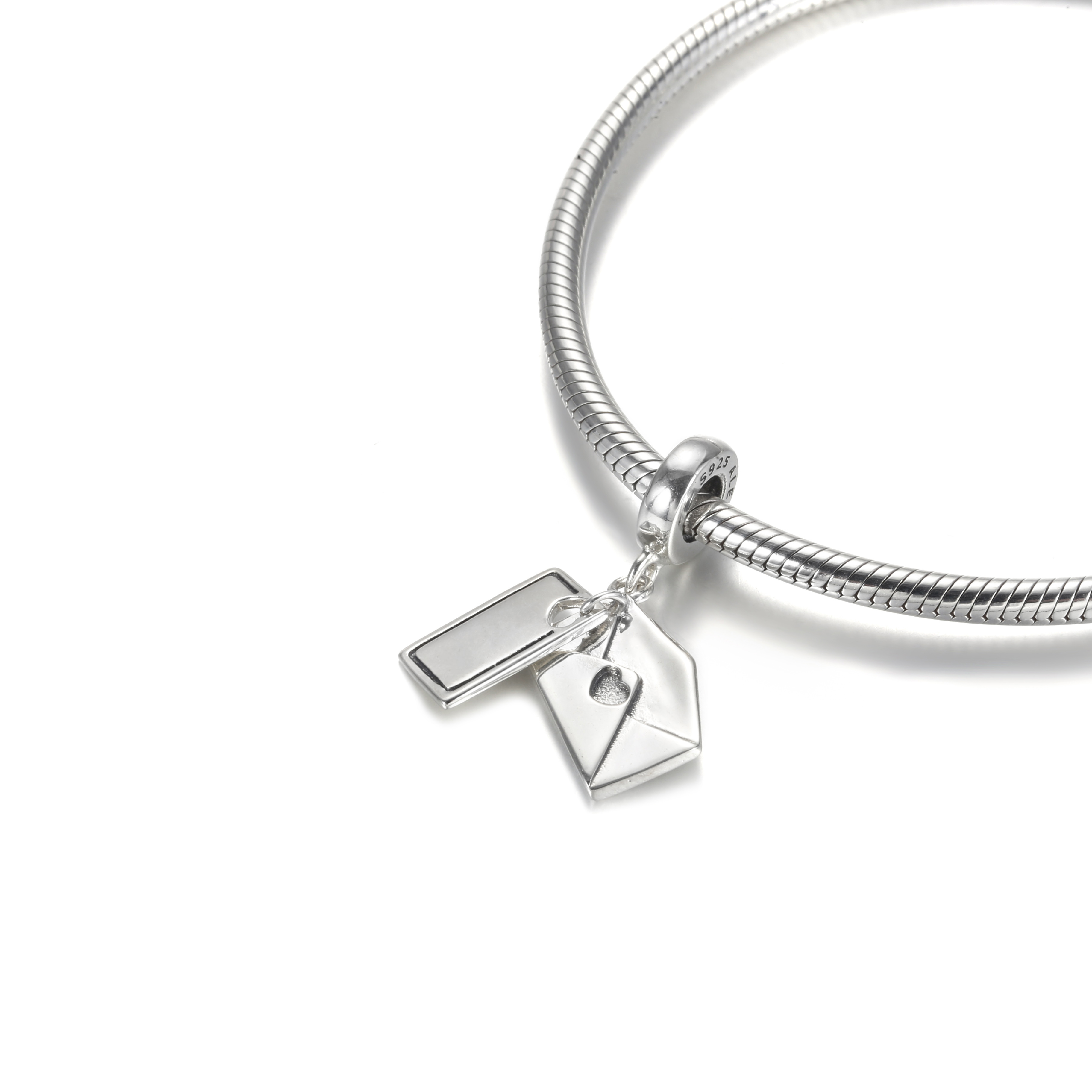 PANDORA Gegraveerde brief en envelop Hangende Bedel - 799274C00