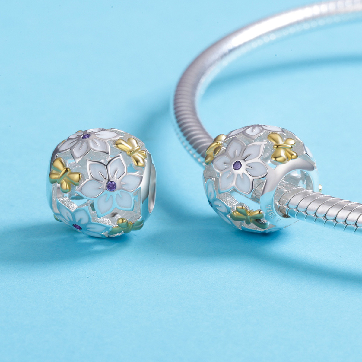 Pandora Style Tweekleurige bloemen en vlinders Bedel - SCC546