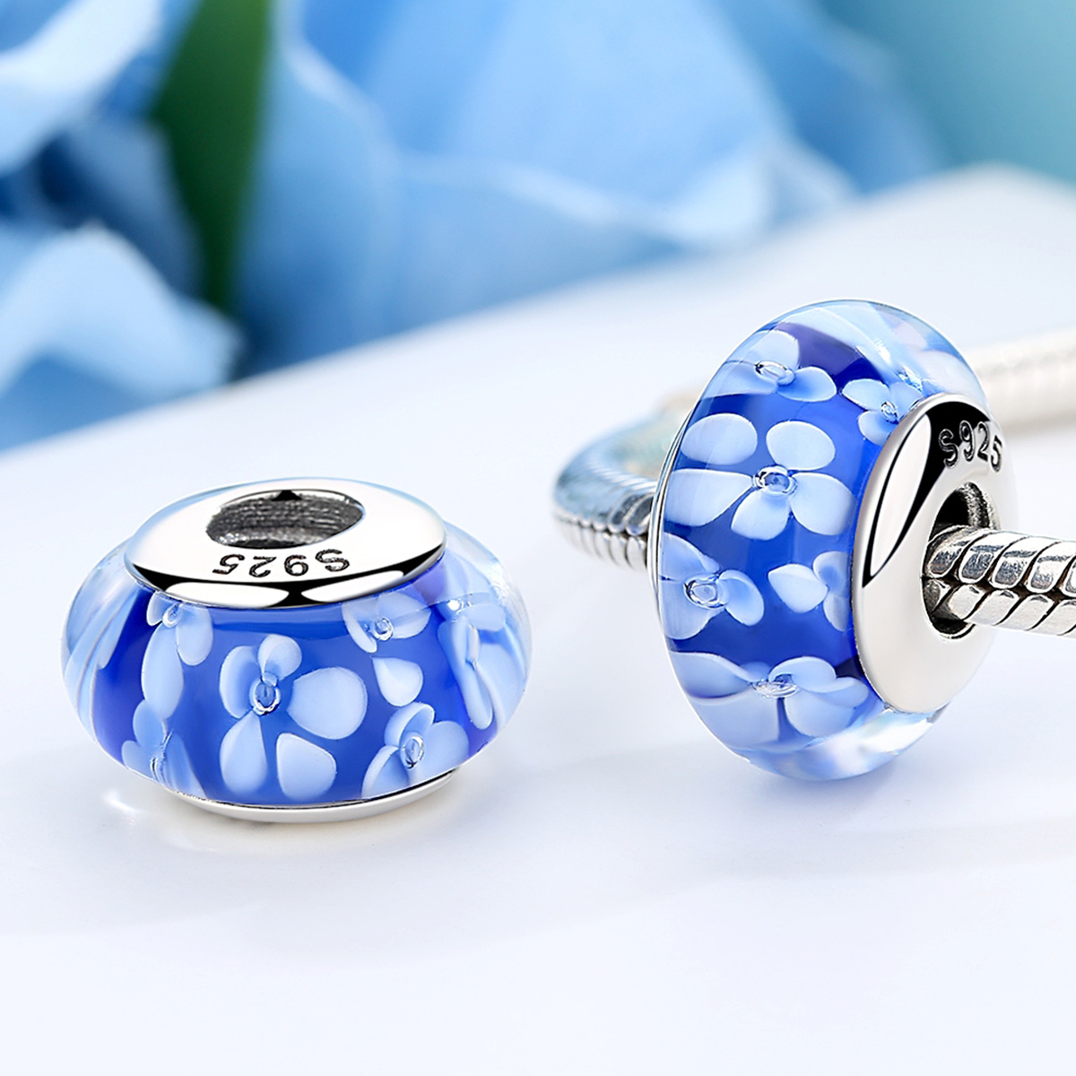 Pandora Style Blauwe Murano Glas Witte Bloemen Bedel - SCZ006