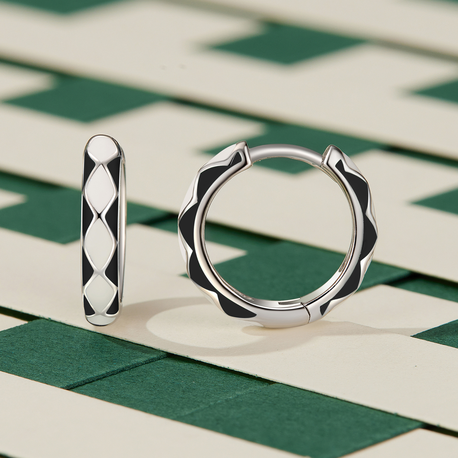 Pandora-stijl Oorringen met een diamantvormig patroon - SCE1611-BK