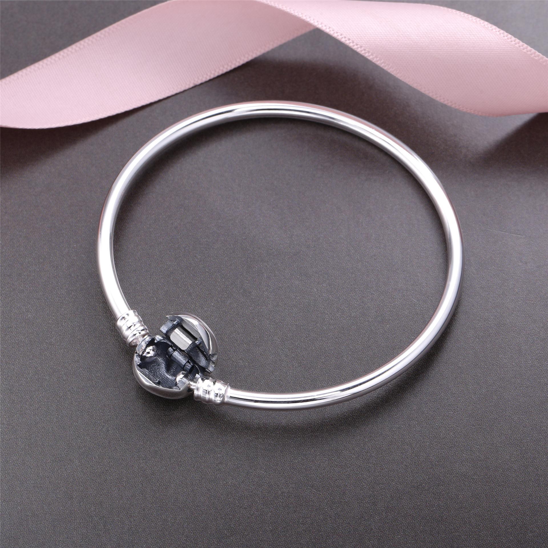 PANDORA Moments- Zilveren Bangle Met Hartensluiting