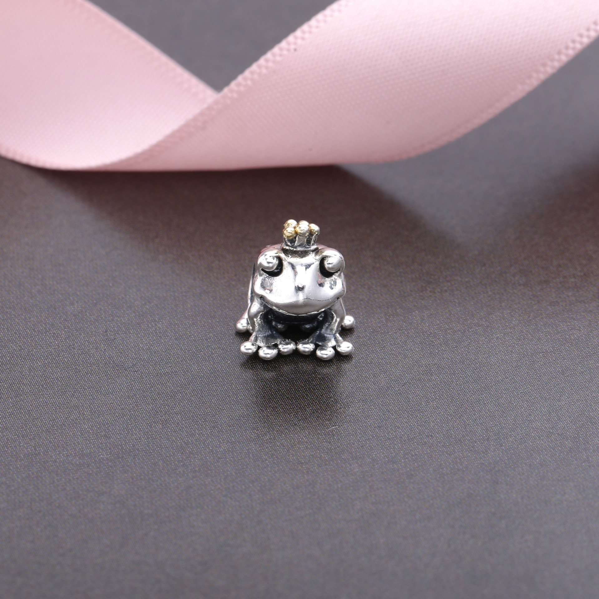 PANDORA Frog Prince Bedel - 791118