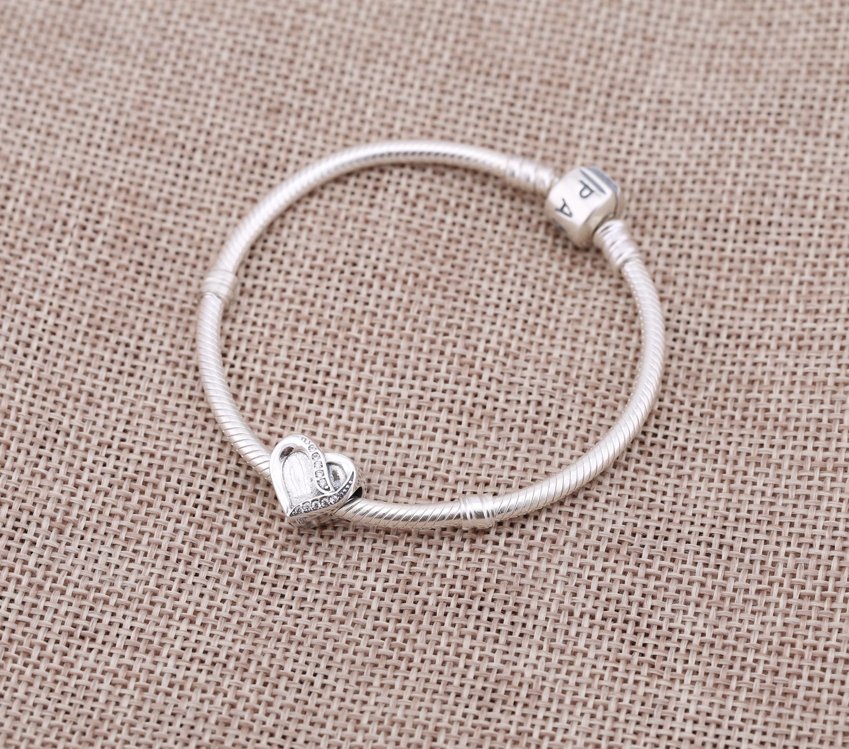 Pandora Zilveren Lint Van Liefde Bedel 791816CZ