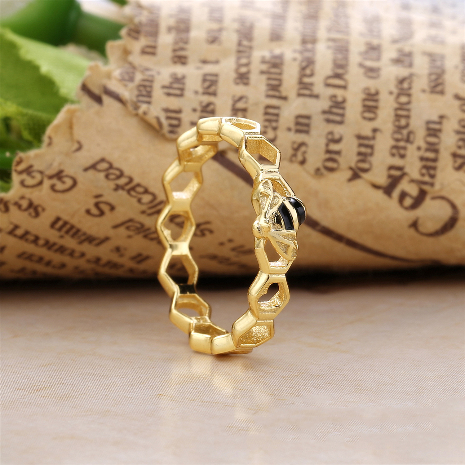 Pandora Shine Honeybee Ring 167116EN16