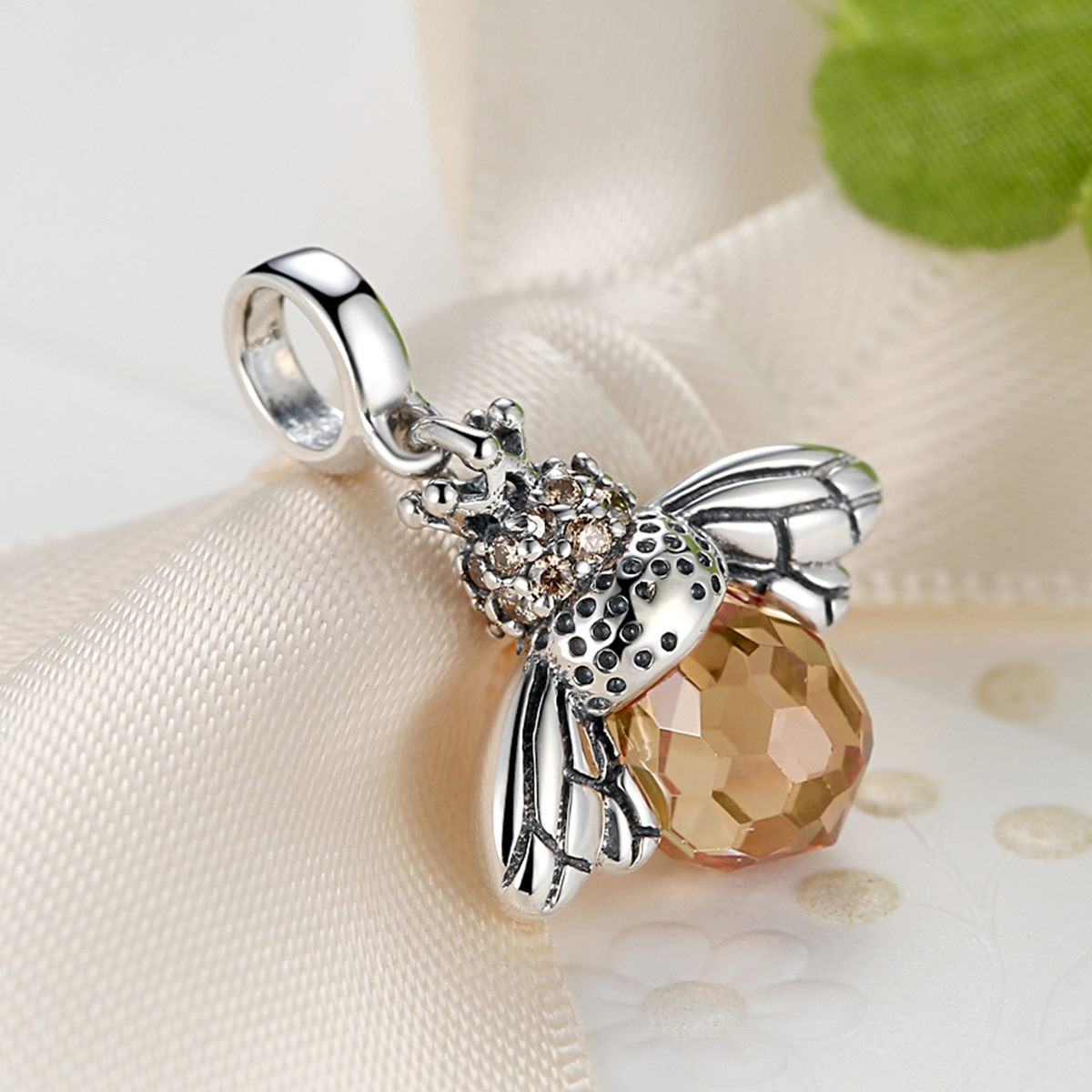 Pandora Style Bij Hangende Bedel - SCC035